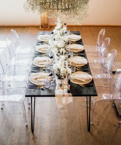 Schwarzer Holztisch im skandinavischen Design für Event und Hochzeit