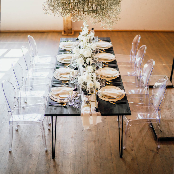 Schwarzer Holztisch im skandinavischen Design für Event und Hochzeit