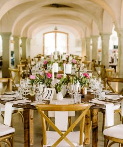 Runder Holztisch für Events und Hochzeiten mit Platz für bis zu 8 Personen