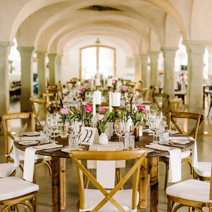 Runder Holztisch für Events und Hochzeiten mit Platz für bis zu 8 Personen